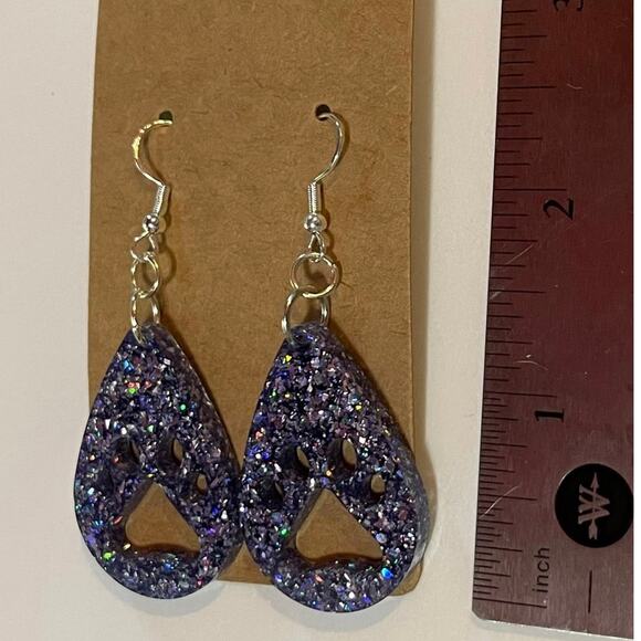 Handmade epoxy resin paw print earrings - greyish-purple glitter - Picture 3 of 4